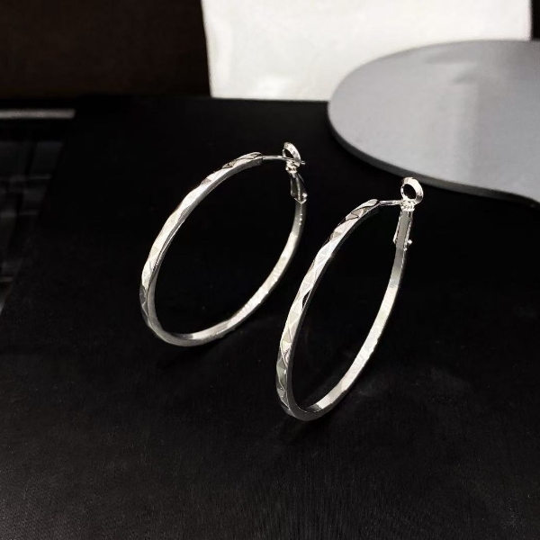 Smooth surface ear clips